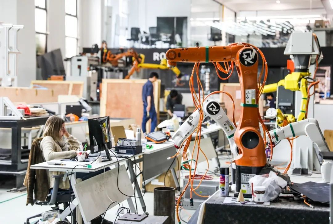 大界机器人宝山实验室(袁婧 摄) .jpeg 大界机器人宝山实验室(袁婧 摄) .jpeg