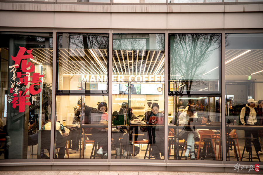 在徐汇滨江市民食堂，市民喜欢坐窗边位置欣赏浦江之美。记者 董天晔 摄.jpg