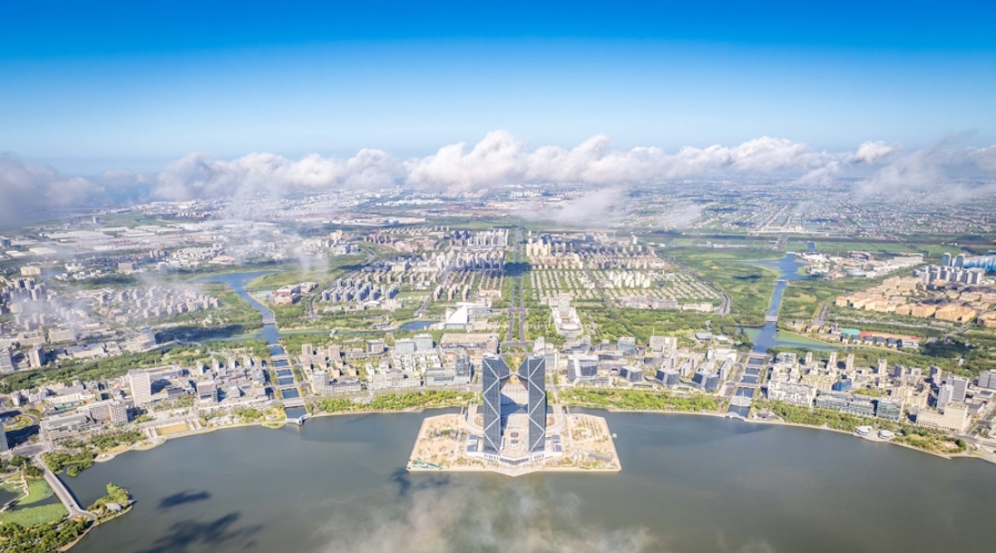 8月19日,滴水湖畔的临港新片区。记者 孟雨涵 摄.jpg