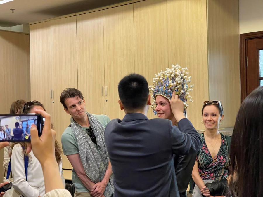 法国舞者试戴凤冠。 资料图片 .jpeg 法国舞者试戴凤冠。 资料图片 .jpeg