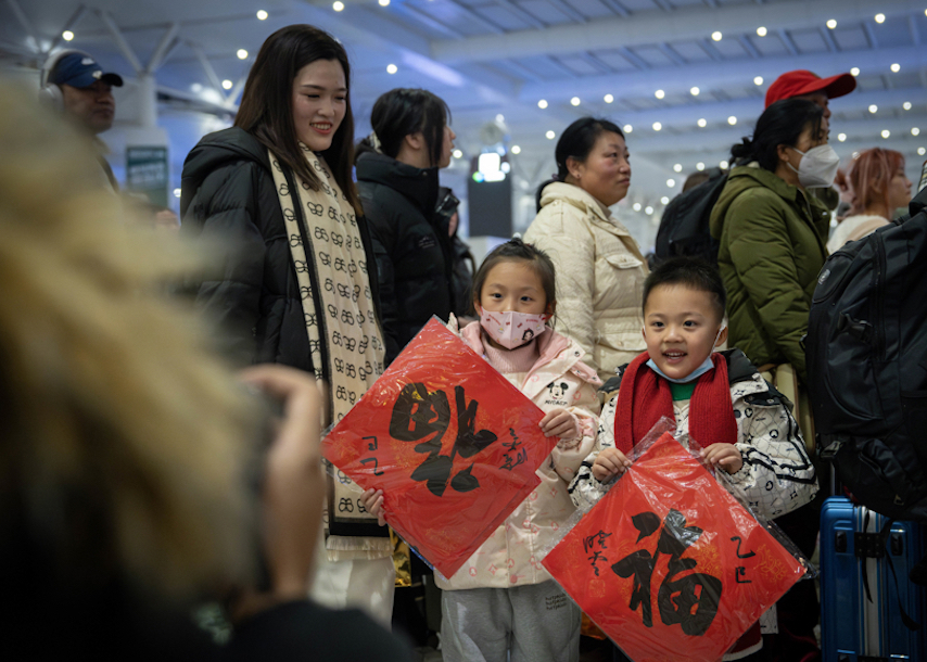 昨天,小乘客带着“福”字乘坐春运首趟临客列车。记者 孟雨涵 摄.jpg 昨天,小乘客带着“福”字乘坐春运首趟临客列车。记者 孟雨涵 摄.jpg