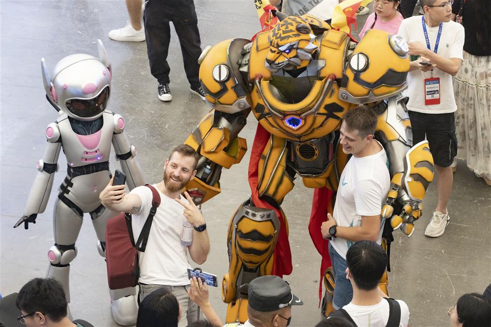 机甲宇宙“机器人”和粉丝互动.jpeg 机甲宇宙“机器人”和粉丝互动.jpeg