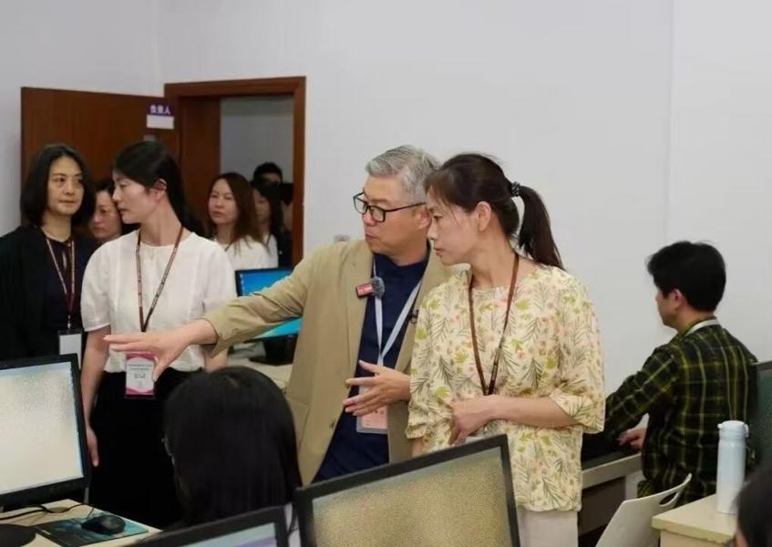 考生家长代表走进高考语文评卷点 直击现场评卷 “每道答题都被公平公正对待”