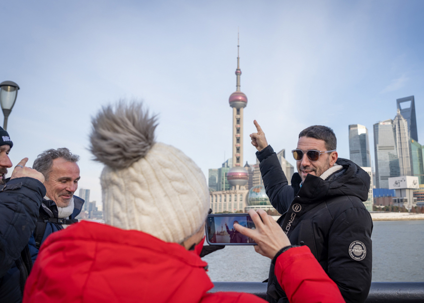春节假期,申城外国游客不少。图为农历正月初二,晴好天气让不少中外游客踏上外滩步道欣赏浦江两岸美景。记者 孟雨涵 摄.jpg 春节假期,申城外国游客不少。图为农历正月初二,晴好天气让不少中外游客踏上外滩步道欣赏浦江两岸美景。记者 孟雨涵 摄.jpg