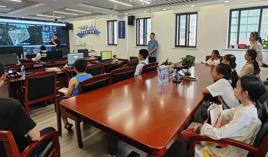 今天政府开放月活动,长宁开放了这个指挥大厅→1.jpg 今天政府开放月活动,长宁开放了这个指挥大厅→1.jpg