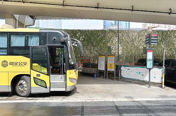 “沪嘉专线”成都北路高架桥下首末站重新添置了一排座椅。.jpeg “沪嘉专线”成都北路高架桥下首末站重新添置了一排座椅。.jpeg