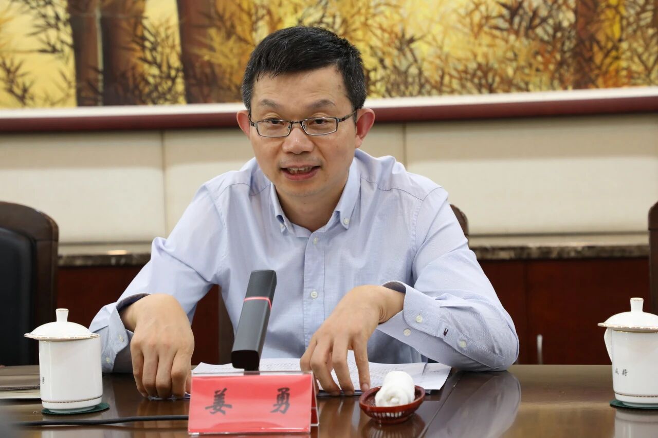 中共长宁区委召开党代会报告征求意见系列座谈会8.jpg