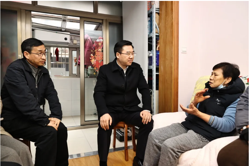 虹口区领导登门看望困难群众和党员代表.png