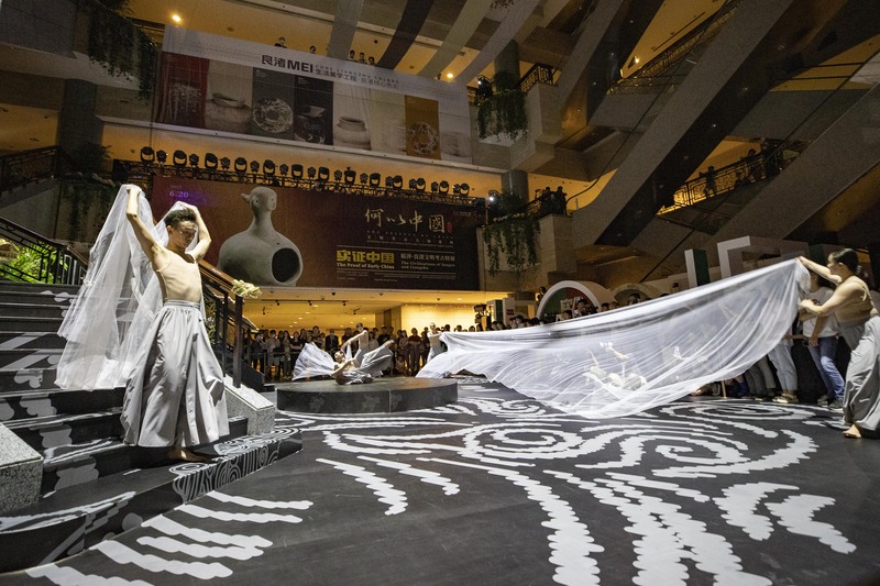 “研色·良渚之夜”现场,舞者带来美轮美奂的现代舞表演.jpeg “研色·良渚之夜”现场,舞者带来美轮美奂的现代舞表演.jpeg