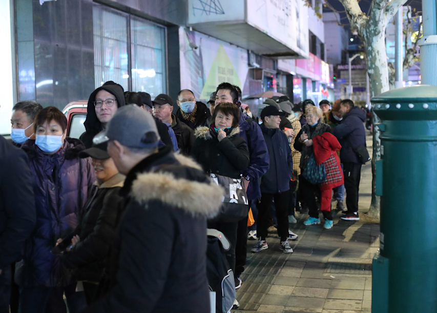 邮迷通宵排队。记者 蒋迪雯 摄.jpg 邮迷通宵排队。记者 蒋迪雯 摄.jpg