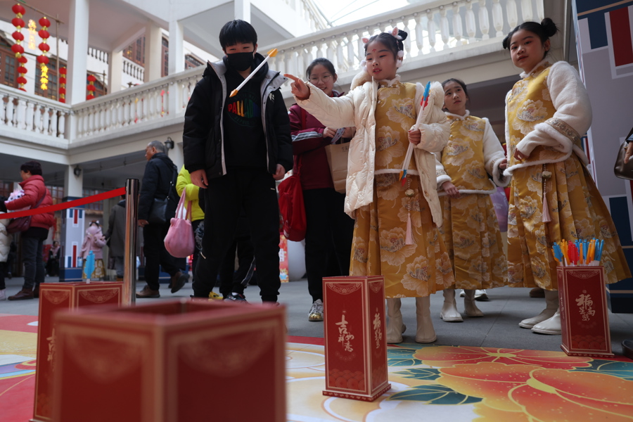 昨天,小朋友在“大世界·过大年”体验年俗活动。记者 海沙尔 摄.jpeg 昨天,小朋友在“大世界·过大年”体验年俗活动。记者 海沙尔 摄.jpeg