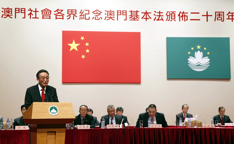 2013年2月21日,吴邦国同志在澳门文化中心出席澳门社会各界纪念澳门基本法颁布20周年启动大会并发表讲话。新华社记者 鞠鹏 摄.jpg 2013年2月21日,吴邦国同志在澳门文化中心出席澳门社会各界纪念澳门基本法颁布20周年启动大会并发表讲话。新华社记者 鞠鹏 摄.jpg