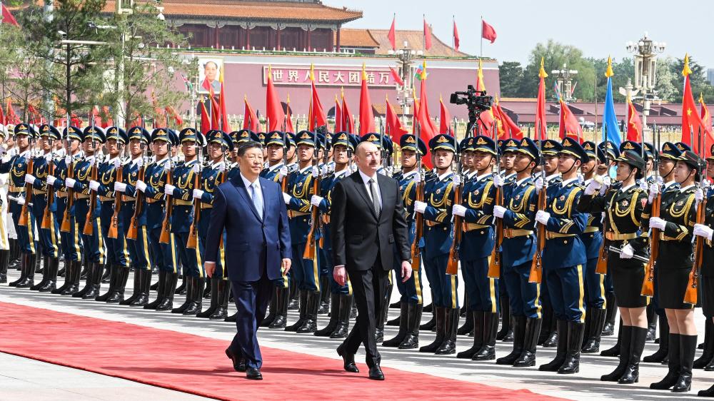 这是会谈前,习近平在人民大会堂东门外广场为阿利耶夫举行欢迎仪式。新华社记者 饶爱民 摄.jpg 这是会谈前,习近平在人民大会堂东门外广场为阿利耶夫举行欢迎仪式。新华社记者 饶爱民 摄.jpg