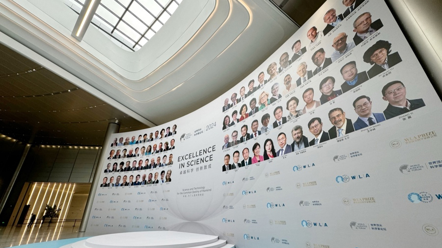 昨天,2024世界顶尖科学家论坛在上海临港开幕。图为现场布置的与会科学家照片墙。 均 记者 赖鑫琳 摄.jpg 昨天,2024世界顶尖科学家论坛在上海临港开幕。图为现场布置的与会科学家照片墙。 均 记者 赖鑫琳 摄.jpg
