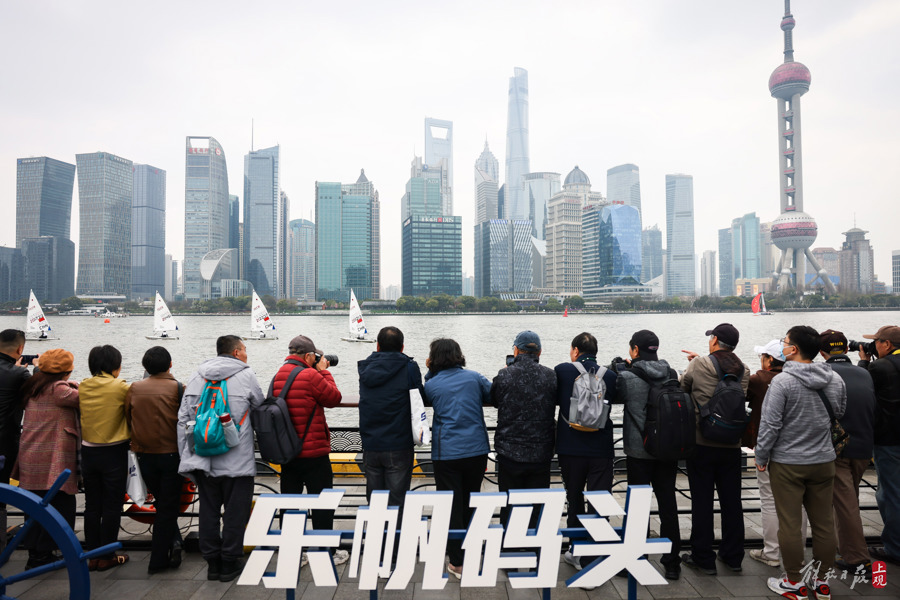 黄浦江上的帆船巡游吸引了众多市民拍照留念。.jpeg 黄浦江上的帆船巡游吸引了众多市民拍照留念。.jpeg