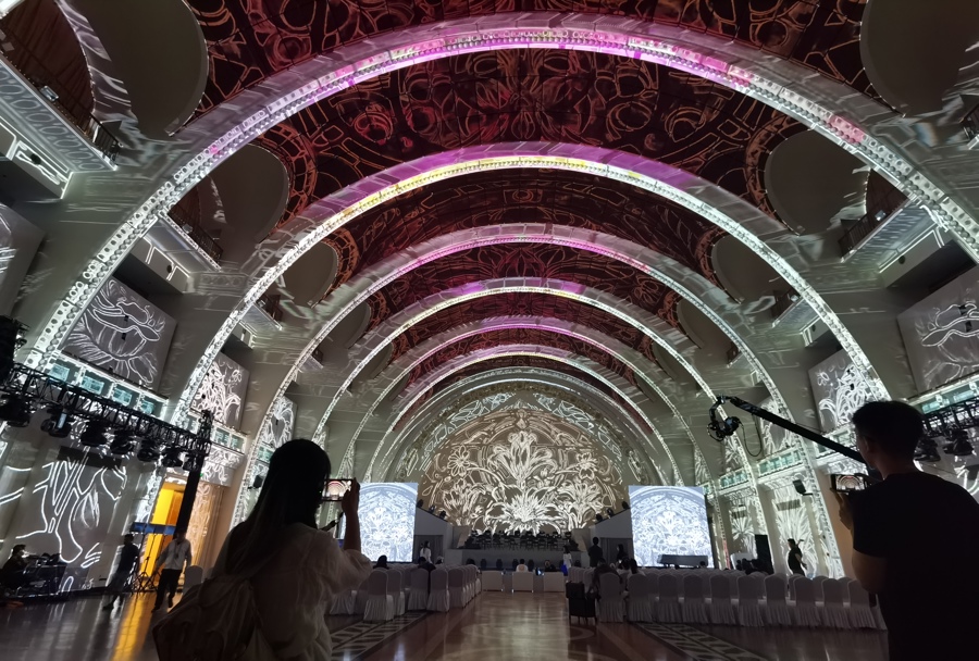 中央大厅的“光影永恒闪耀”沉浸式裸眼3D穹顶投影秀。 陈玺撼 摄.jpg 中央大厅的“光影永恒闪耀”沉浸式裸眼3D穹顶投影秀。 陈玺撼 摄.jpg