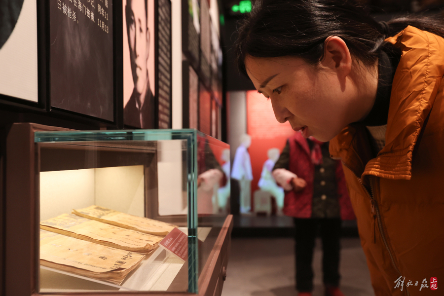 昨天，观众在参观1929年中共崇明县委机关旧址陈列馆。记者 张海峰 摄  .jpg