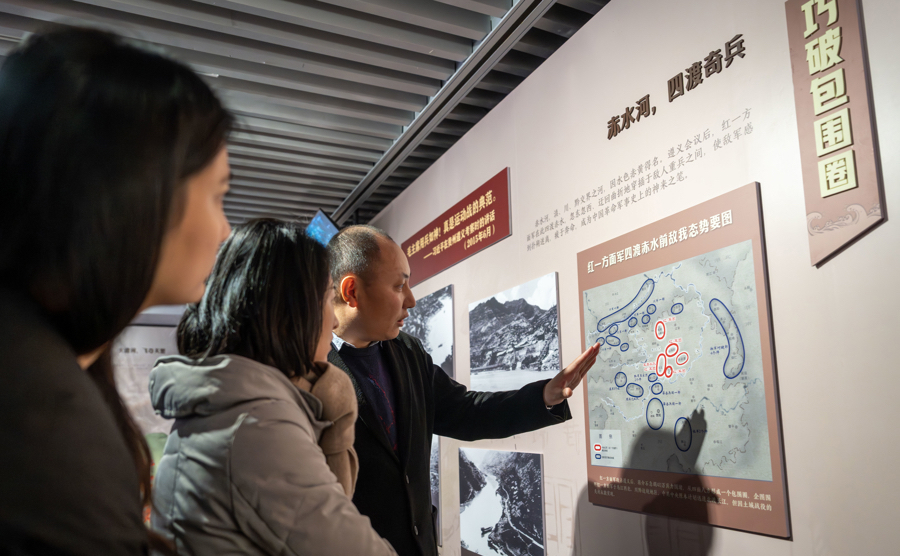 昨天，纪念长征胜利90周年专题展在沪开幕。记者 孟雨涵 摄.jpg