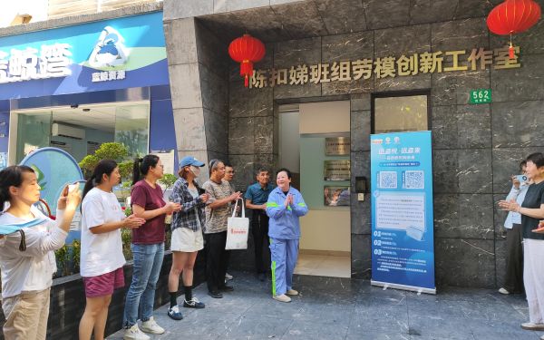 1、劳模班参观1.jpg