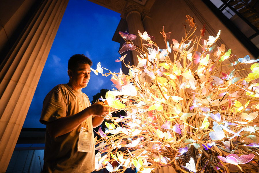 工程师调试灯光。.jpg 工程师调试灯光。.jpg