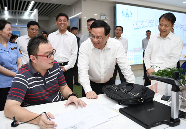 2018年7月6日，市委书记李强在杨浦区行政服务中心调研“一网通办”推进工作。