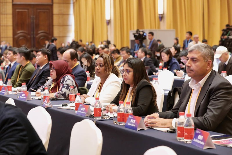 中外嘉宾认真倾听嘉宾发言。记者 蒋迪雯 摄.jpeg 中外嘉宾认真倾听嘉宾发言。记者 蒋迪雯 摄.jpeg