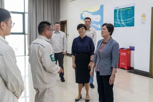 20240722103318096043.jpg 送清凉鼓干劲,区领导走访慰问战高温一线工作者5.jpg