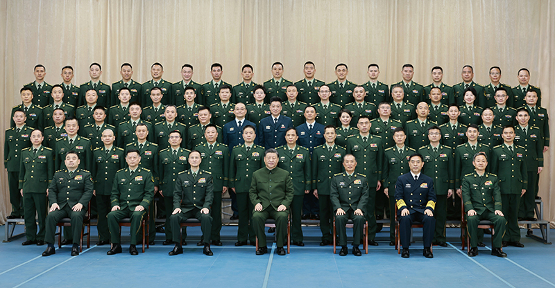习近平亲切接见东海海区指挥部有关同志,同大家合影留念。 新华社记者 李刚 摄.jpeg 习近平亲切接见东海海区指挥部有关同志,同大家合影留念。 新华社记者 李刚 摄.jpeg