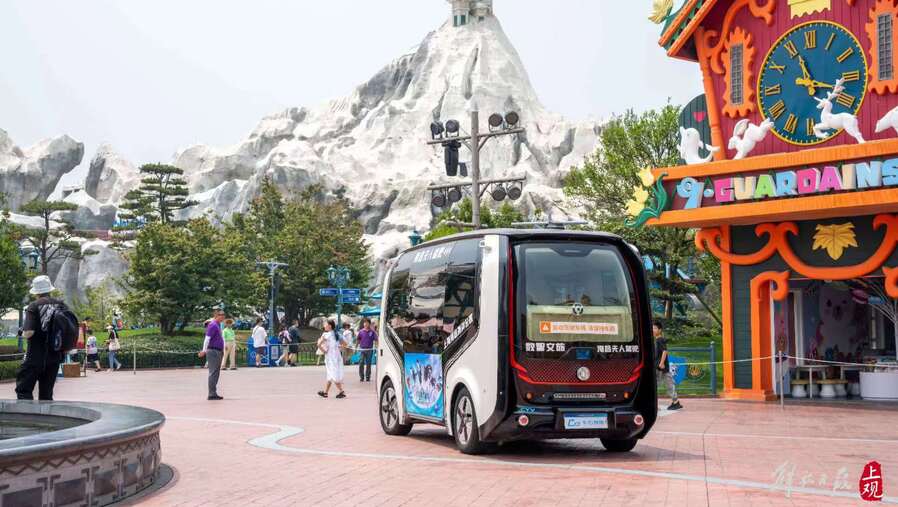 无人驾驶乘用车和零售车驶进上海海昌海洋公园.jpeg