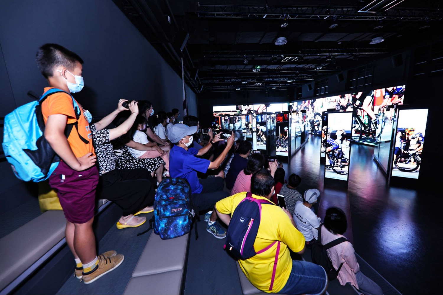 市民观赏由光与影相结合的“观影灯光秀”