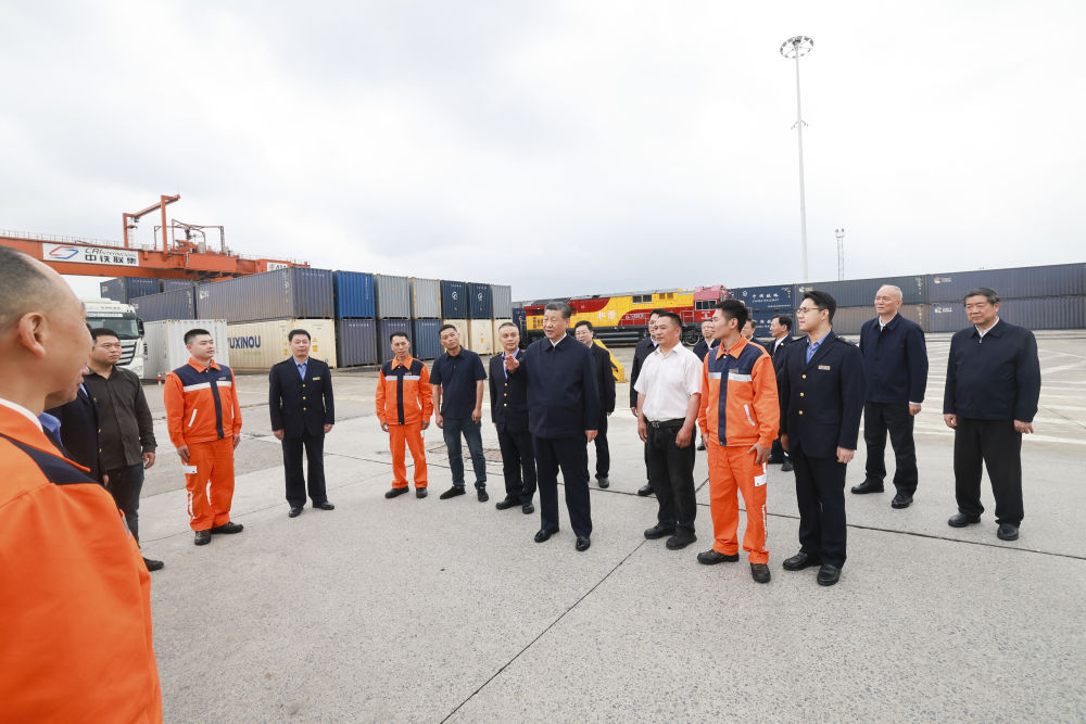 习近平在重庆国际物流枢纽园区重庆铁路集装箱中心站,同货车司机、列车司机、装卸工人、场站管理人员等亲切交流。.jpeg 习近平在重庆国际物流枢纽园区重庆铁路集装箱中心站,同货车司机、列车司机、装卸工人、场站管理人员等亲切交流。.jpeg