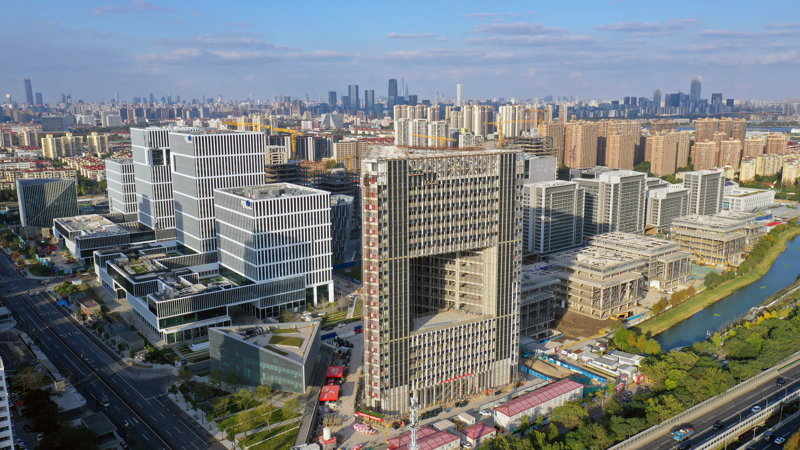 在临近西南外环线的徐汇华泾滨江片区，漕河泾北杨人工智能小镇陆续有楼宇交付启用。记者 李茂君 摄  .jpg