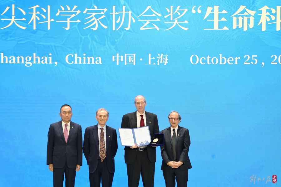 杰瑞米·内森斯(右二)获颁“生命科学或医学奖”。.jpg 杰瑞米·内森斯(右二)获颁“生命科学或医学奖”。.jpg