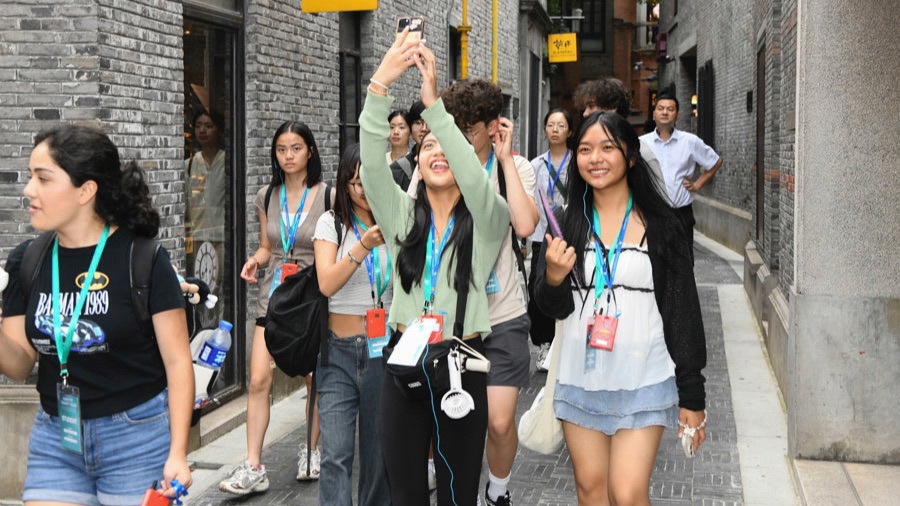 昨天,交流团的小团员们兴奋地在新天地拍照打卡。记者 张驰 摄.jpg 昨天,交流团的小团员们兴奋地在新天地拍照打卡。记者 张驰 摄.jpg