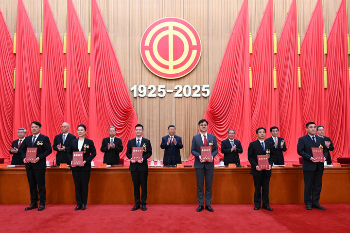 这是习近平等党和国家领导人为全国劳动模范和先进工作者代表颁发荣誉证书。新华社记者 谢环驰 摄.jpg