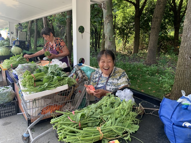 在疏导点卖菜的农民.jpeg 在疏导点卖菜的农民.jpeg