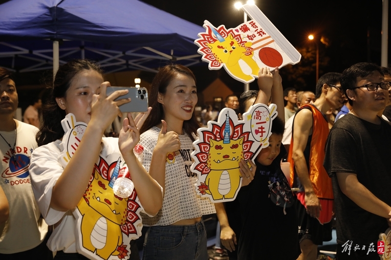 热情的观众将篮球场围合,为队员们加油助威.jpeg 热情的观众将篮球场围合,为队员们加油助威.jpeg