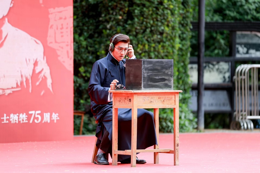 情景剧中,“李白烈士”正在发出电文。 中共四大纪念馆供图.jpeg 情景剧中,“李白烈士”正在发出电文。 中共四大纪念馆供图.jpeg