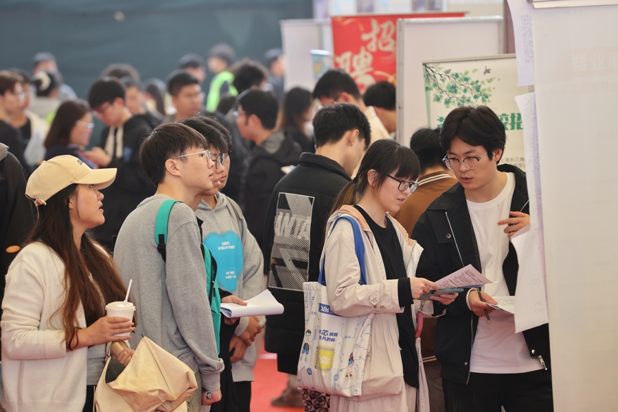 2024年11月15日,上海第二工业大学,应届毕业生在新质生产力专场招聘会上求职洽谈。记者 赖鑫琳 摄.jpg 2024年11月15日,上海第二工业大学,应届毕业生在新质生产力专场招聘会上求职洽谈。记者 赖鑫琳 摄.jpg