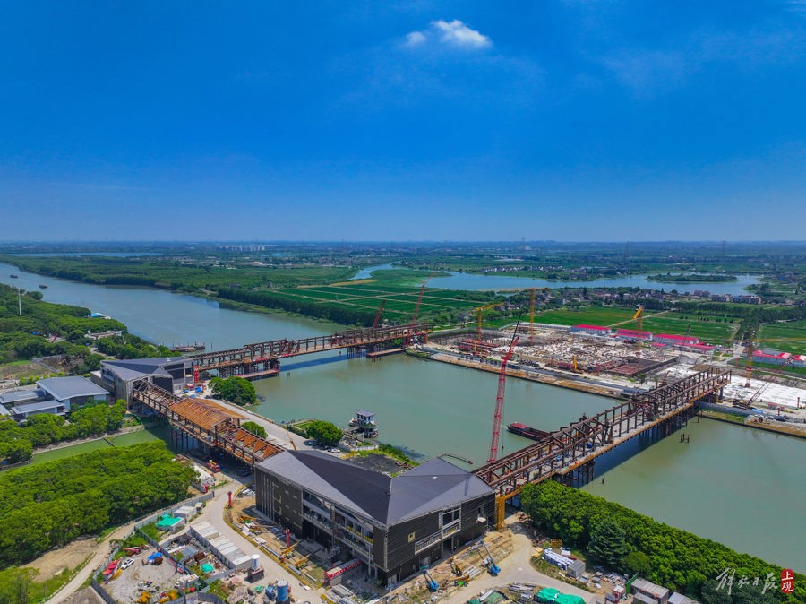 长三角一体化示范区方厅水院步行桥实现合龙.jpg 长三角一体化示范区方厅水院步行桥实现合龙.jpg