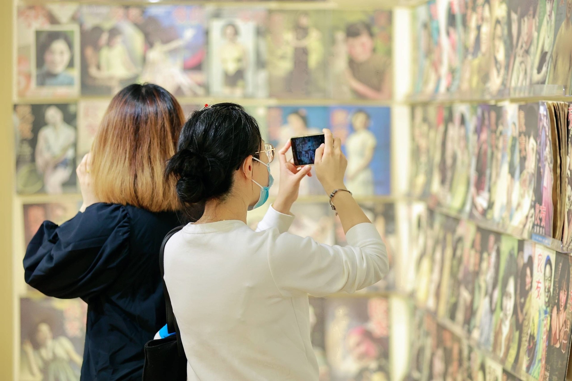 174册《良友》画报展出,观众在整面杂志墙前驻足拍照。 资料照片.jpeg 174册《良友》画报展出,观众在整面杂志墙前驻足拍照。 资料照片.jpeg