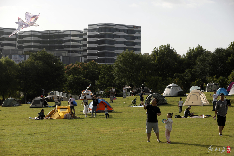 申城秋意浓,闵行文化公园里一位父亲陪女儿放风筝.jpeg 申城秋意浓,闵行文化公园里一位父亲陪女儿放风筝.jpeg