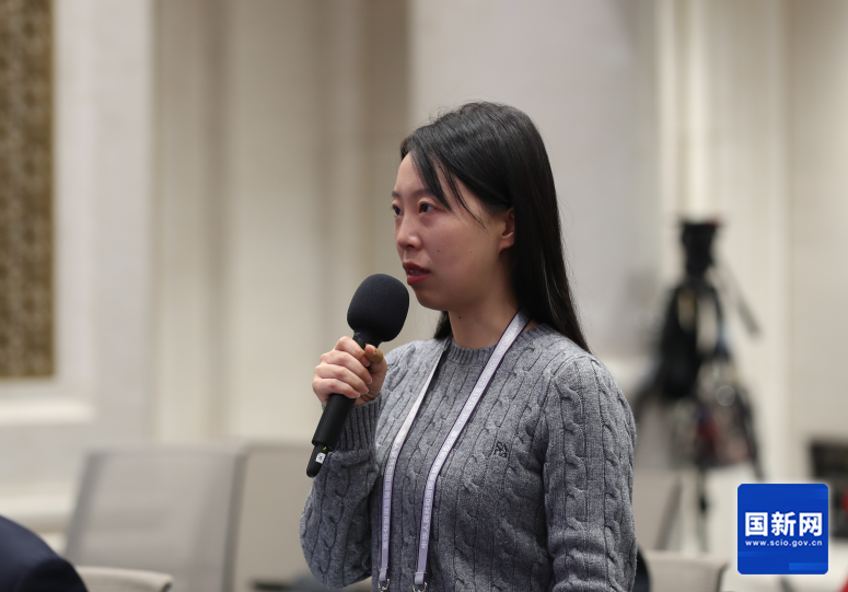 光明日报记者提问(刘健 摄).png 光明日报记者提问(刘健 摄).png