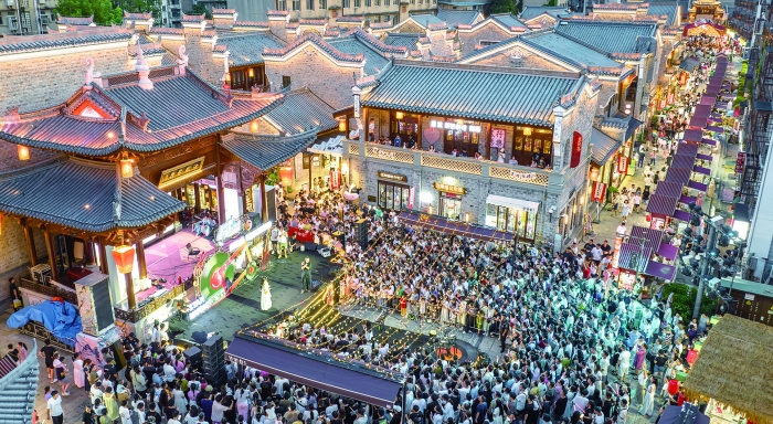 7月25日，游客在湖北省襄阳古城管家巷文化休闲街区观看星光音乐会。 新华社图.jpg