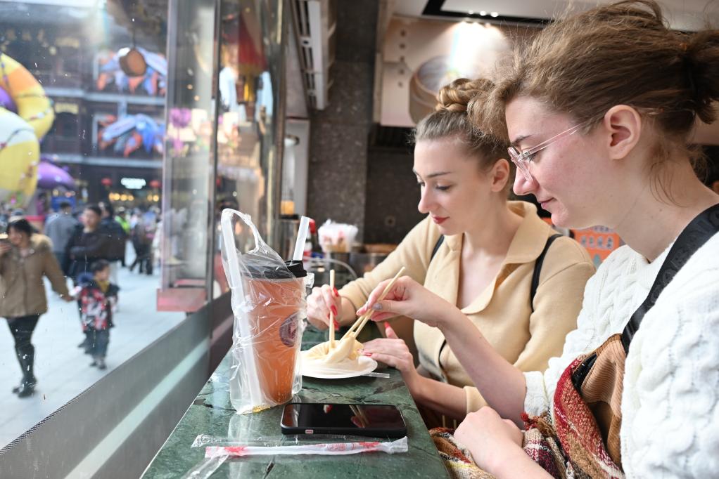 法国游客在上海豫园商城的餐馆里品尝蟹粉灌汤包。新华社记者 陈爱平 摄.jpeg 法国游客在上海豫园商城的餐馆里品尝蟹粉灌汤包。新华社记者 陈爱平 摄.jpeg