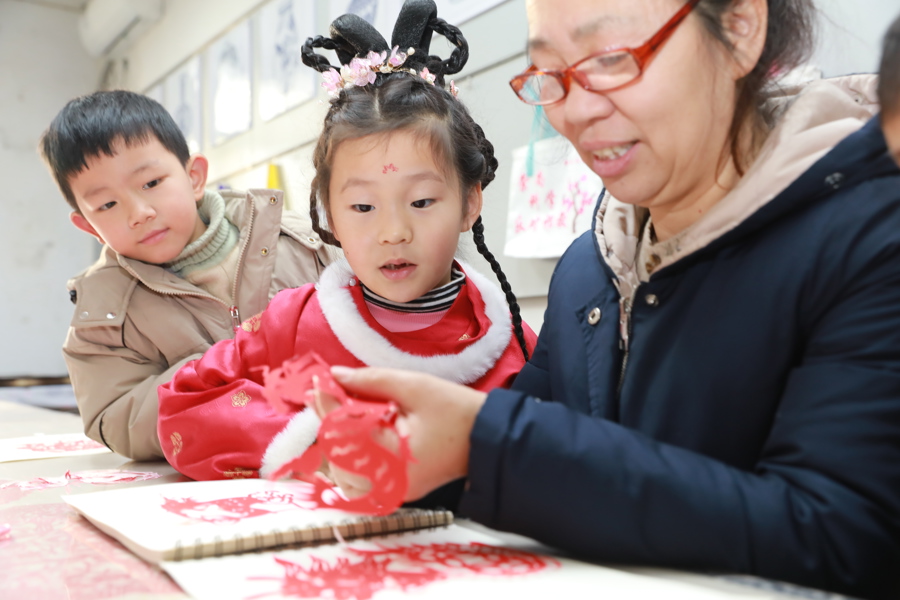 杨红兵和学生共创“百龙图”。 资料图片.jpeg 杨红兵和学生共创“百龙图”。 资料图片.jpeg