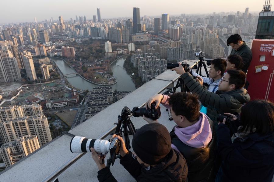 环球港顶楼观景台开放 258米俯瞰浦西天际线.jpg