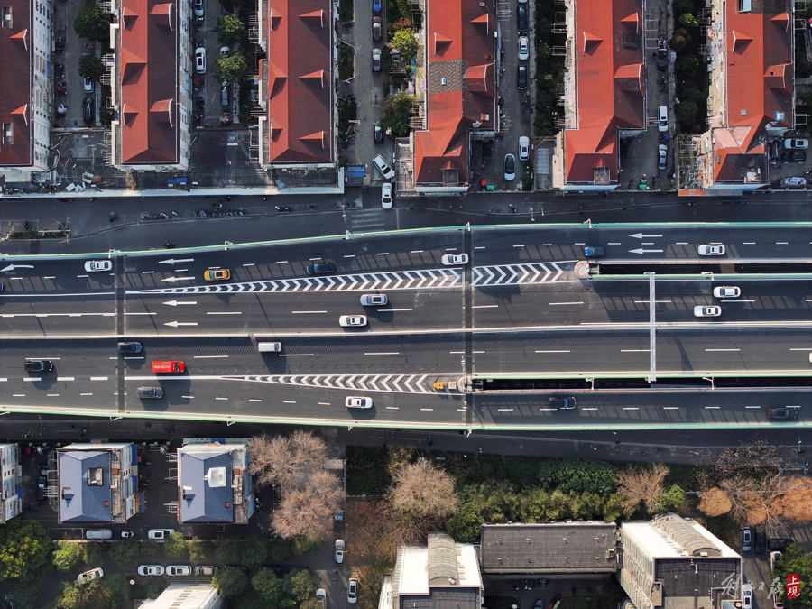 昨天，车辆行驶在改造好的内环高架上.jpeg