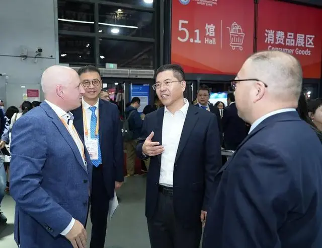 翟磊首先来到飞利浦展台,与企业负责人亲切交谈.jpeg 翟磊首先来到飞利浦展台,与企业负责人亲切交谈.jpeg