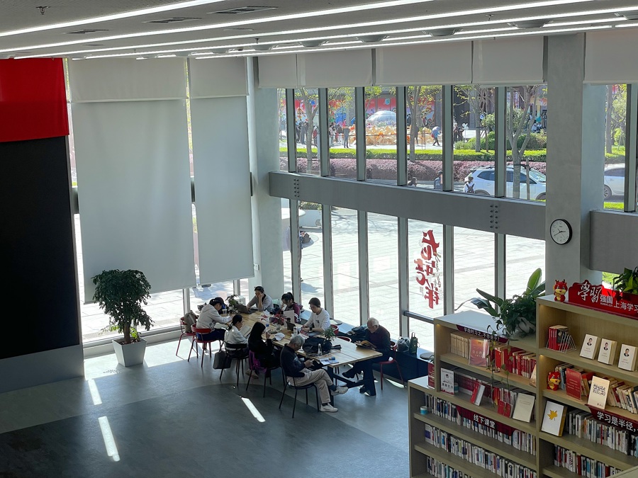 徐汇滨江党群服务中心内常有不少市民在此阅读办公。 舒抒 摄.jpeg 徐汇滨江党群服务中心内常有不少市民在此阅读办公。 舒抒 摄.jpeg